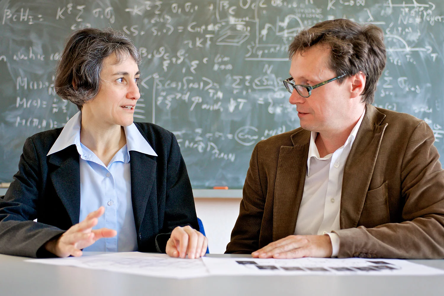 Laura Heyderman, chercheuse au PSI et Professeur EPF Zurich, en discussion avec Peter Derlet du groupe de recherche Théorie de la matière condensée. 