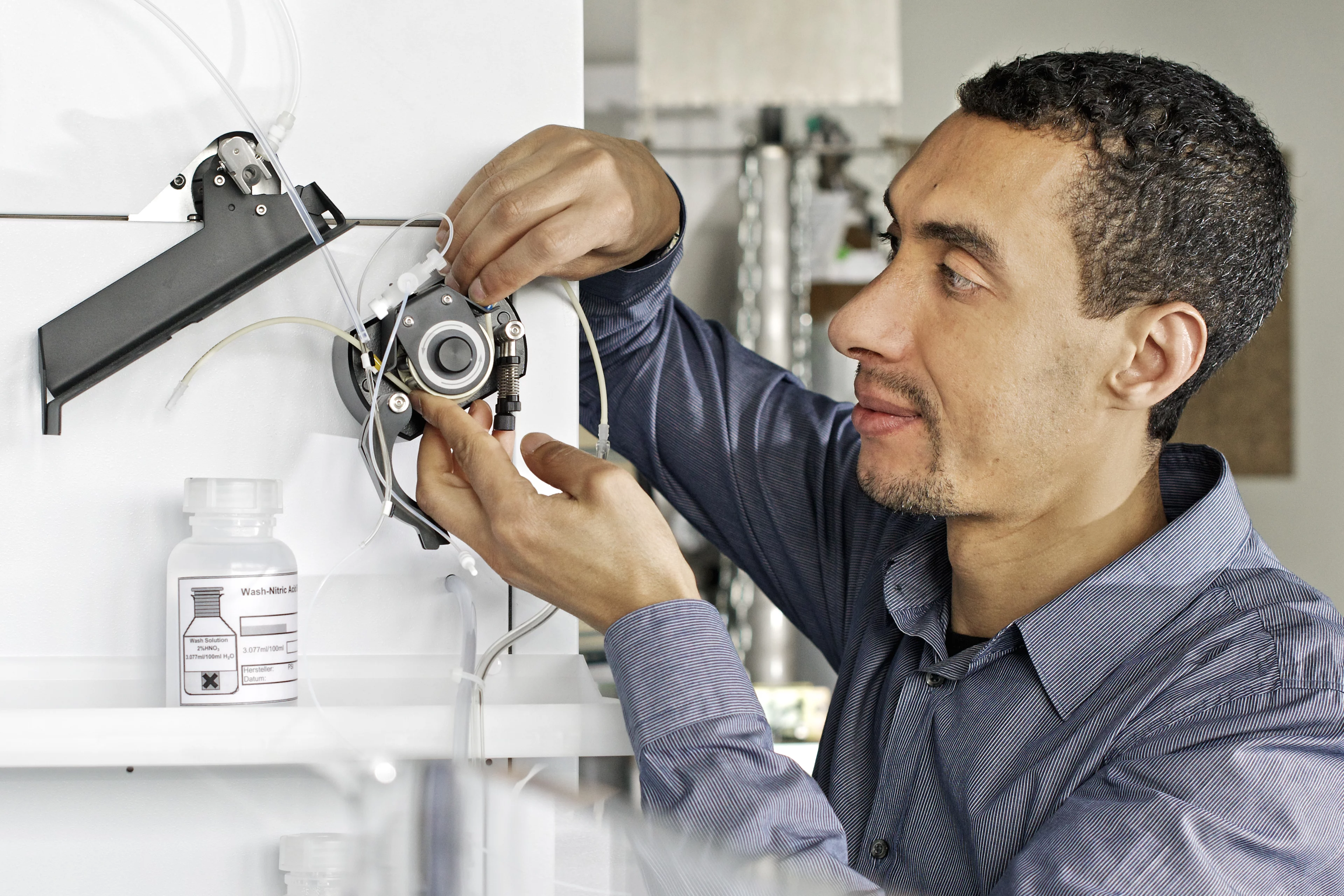 Mohamed Tarik, postoctorand du groupe de recherche des matériaux et processus chimiques, fait des modifications nécessaires sur le spectromètre de masse à plasma. Source: Institut Paul Scherrer/ Markus Fischer.
