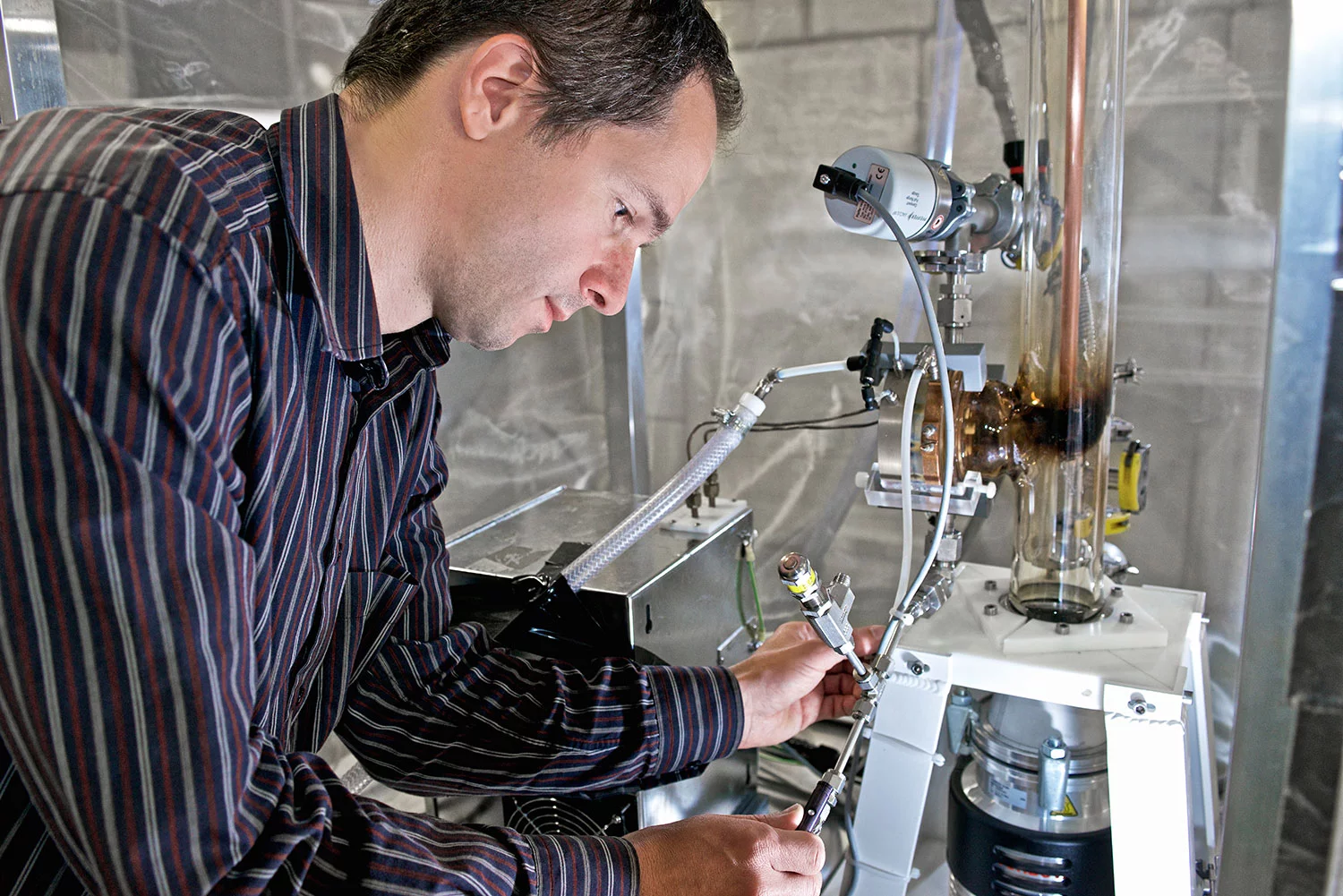 Robert Zboray, Leiter des Projekts '2-fast' zur Entwicklung eines Bildgebungssystems mit schnellen Neutronen, bei der Arbeit an der Neutronenquelle. Foto: Markus Fischer/ Paul Scherrer Institut.