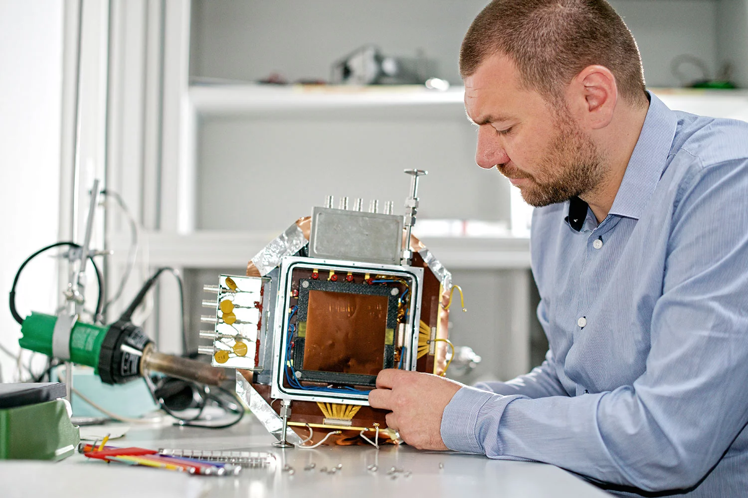 Postdoktorand Marco Cortesi ist mit der Entwicklung des Detektors für schnelle Neutronen betraut. Foto: Markus Fischer/ Paul Scherrer Institut.