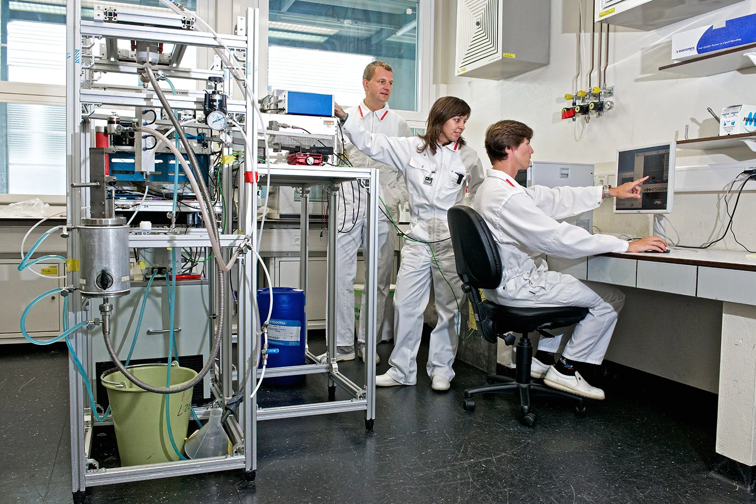 Anlage für die Verfestigung der Tropfen zu Gel-Kügelchen mit den drei Wissenschaftlern (von links nach rechts )Manuel Pouchon, Maria Cabanes-Sempere und Cedric Cozzo. Foto: Markus Fischer/Paul Scherrer Institut.