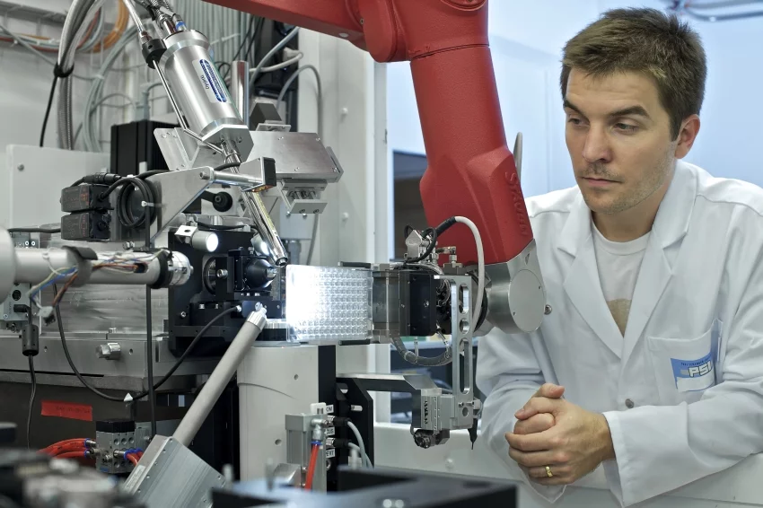 Vincent Olieric, Strahllinienforscher - hier an der PXIII Strahllinie an der SLS – betreut Forschende aus aller Welt bei der Durchführung ihrer Experimente am PSI. (Foto: Paul Scherrer Institut/Markus Fischer)