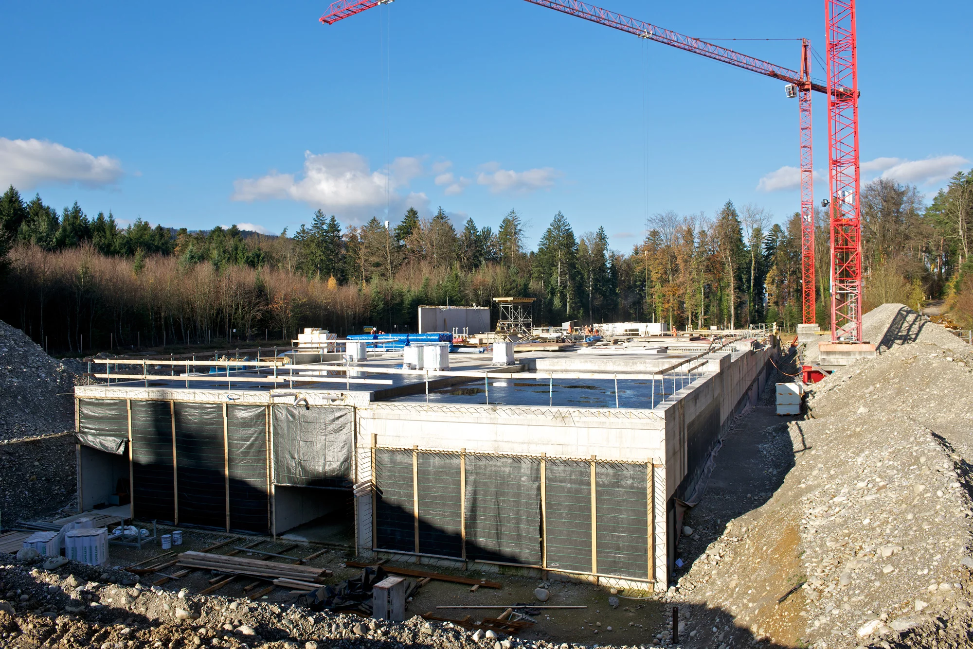 The construction work for SwissFEL is well underway. The demands on the building are high.