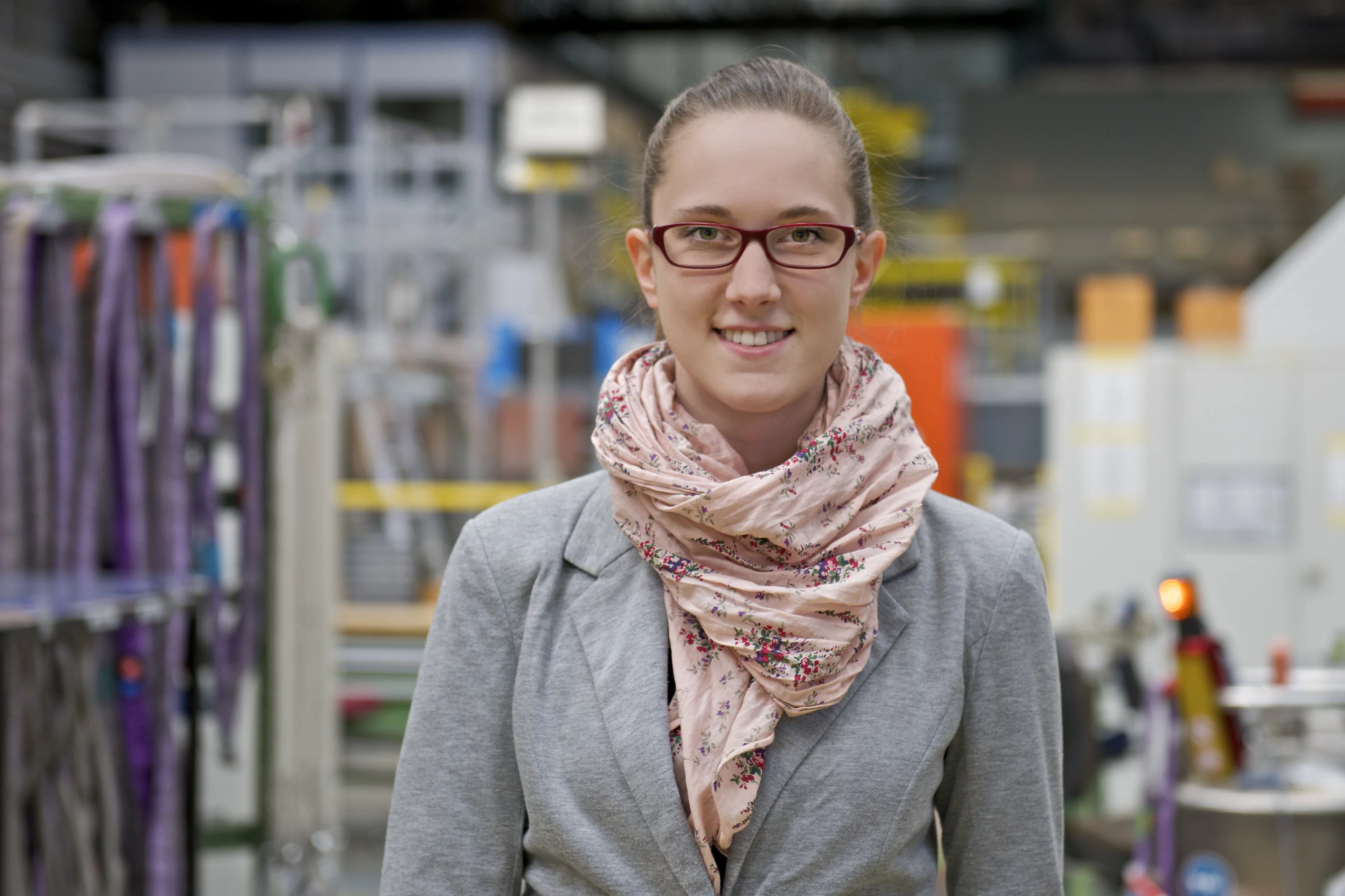 The Ph.D. student Victoria Custodis carried out the experiments for obtaining derivatives of the pyrolysis oil. Photo: Paul Scherrer Institute/Markus Fischer.