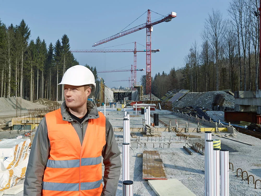 Blick auf die SwissFEL-Baustelle Richtung Norden.  Im Vordergrund Ivo Widmer – als Teilprojektleiter Bau & Infrastruktur ist er seitens des PSI für die Ausführung des Gebäudebaus für den SwissFEL verantwortlich. (Foto: Scanderbeg Sauer Photography)
