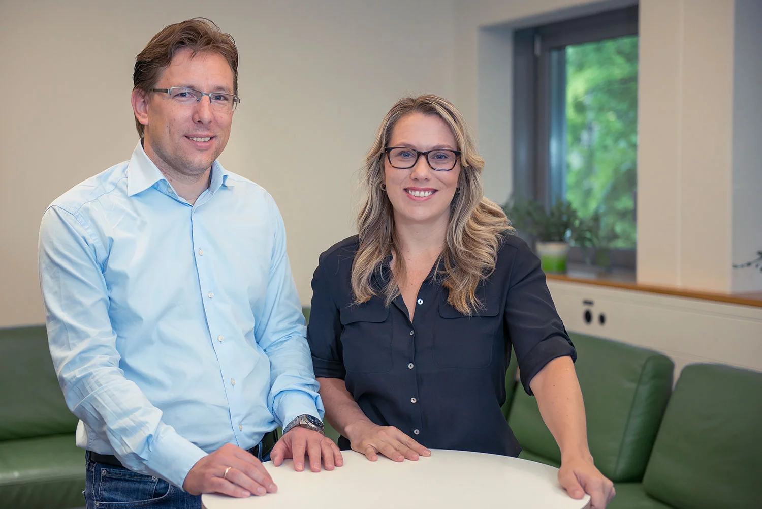 Jennifer Giroux und Peter Burgherr, Entwickler der Datenbank EIAD. Foto: Paul Scherrer Institut/ Mahir Dzambegovic.