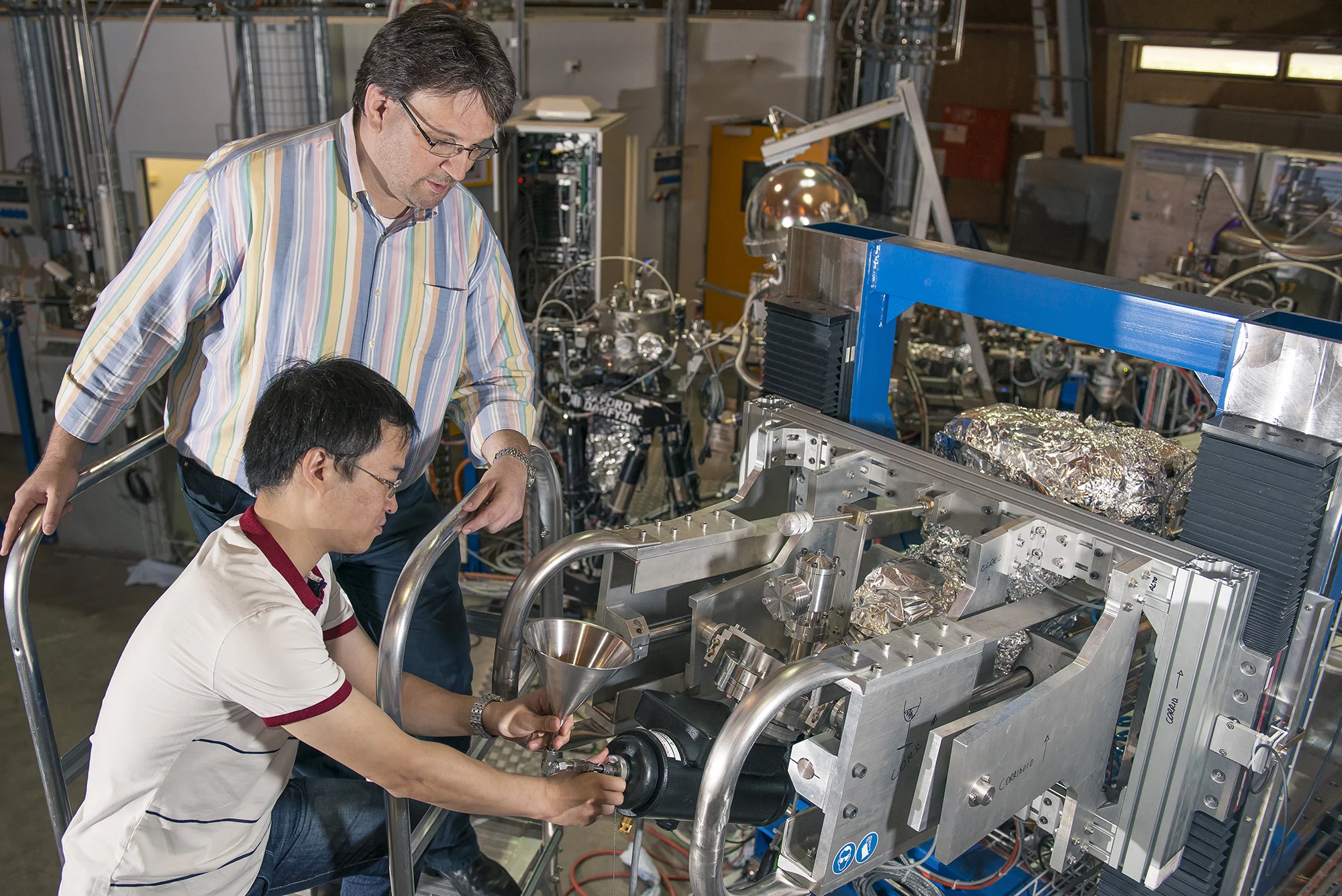 PSI researchers Thorsten Schmitt and Yaobo Huang at the ADRESS beamline at the SLS (Photo: Paul Scherrer Institute/Mahir Dzambegovic)