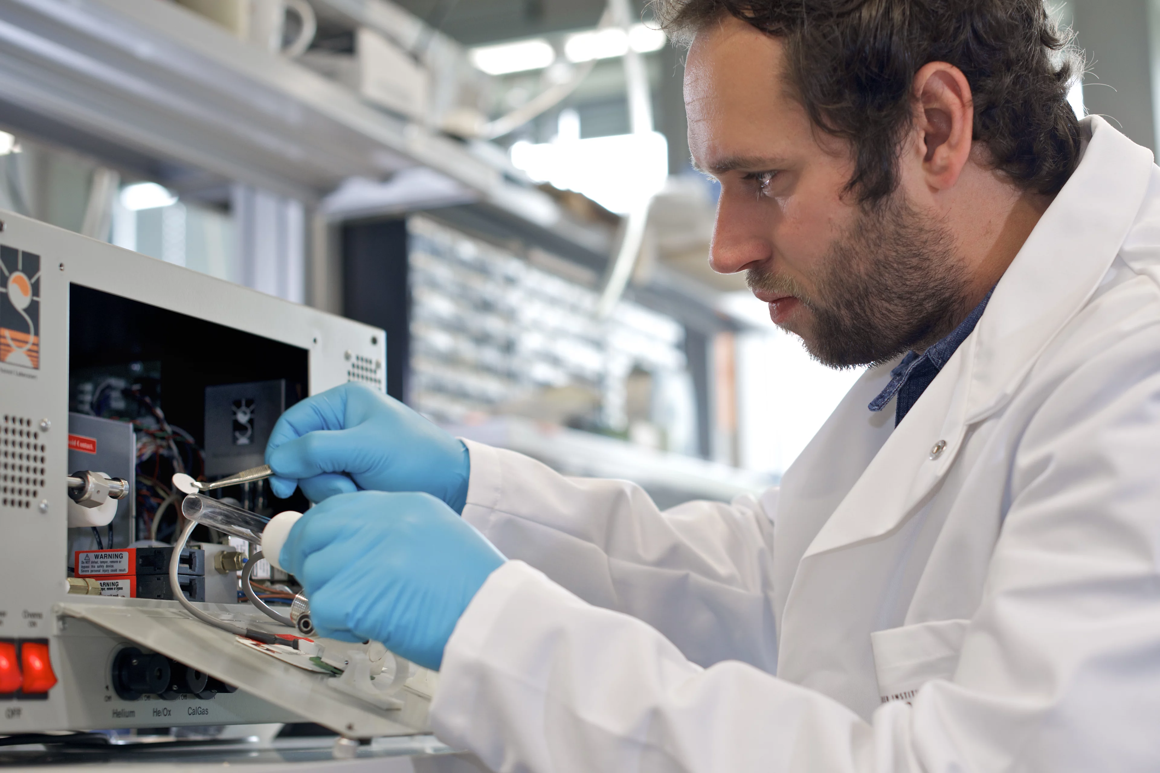 Peter Zotter travaille sur les échantillons de filtres de particules fines. Photo: Institut Paul Scherrer /Markus Fischer.
