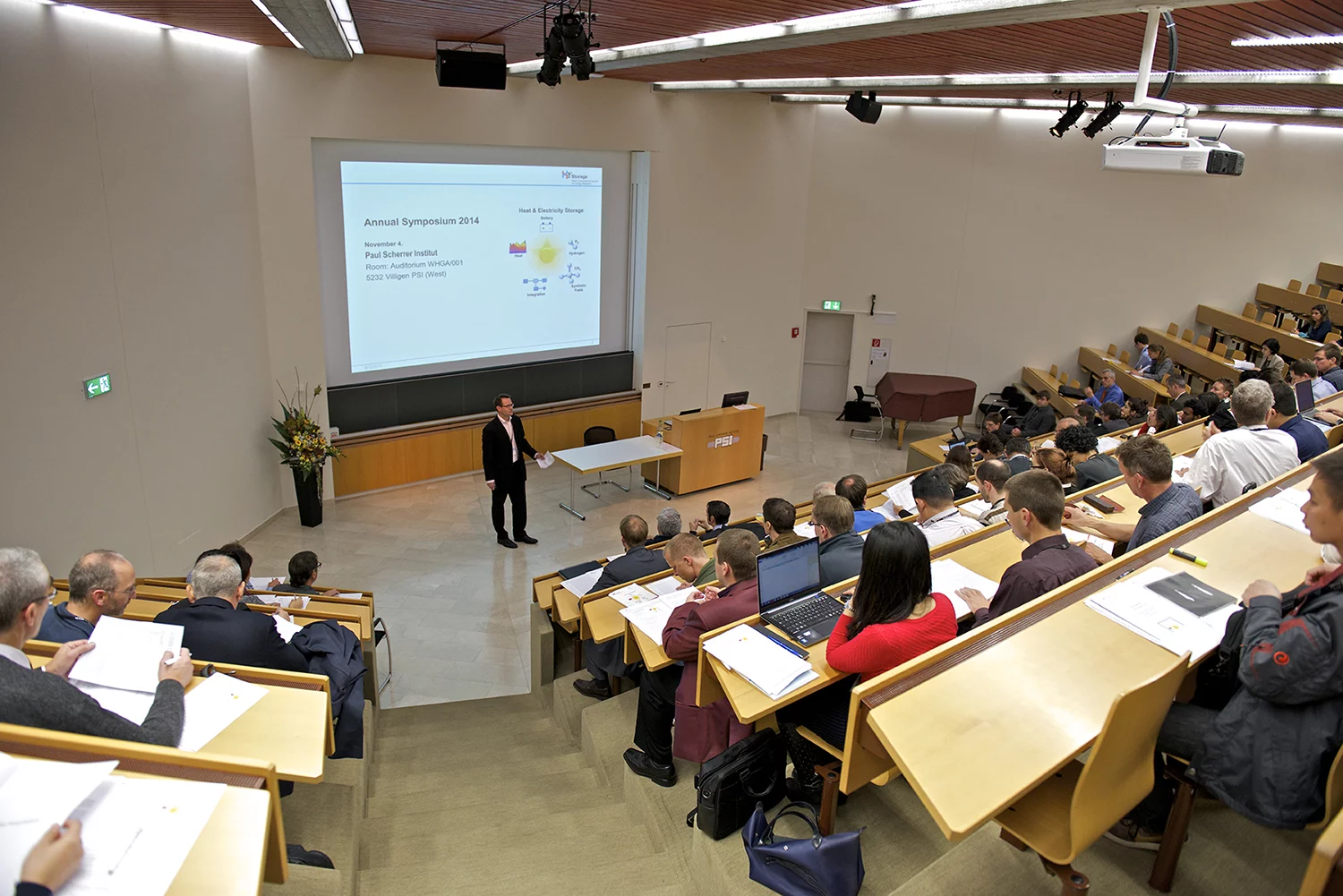 Das erste Jahressymposium des Kompetenzzentrums Wärme- und Stromspeicherung zog nicht nur viele beteiligte Forschende, sondern auch interessierte Besucher an. Foto: Paul Scherrer Institut/Markus Fischer.