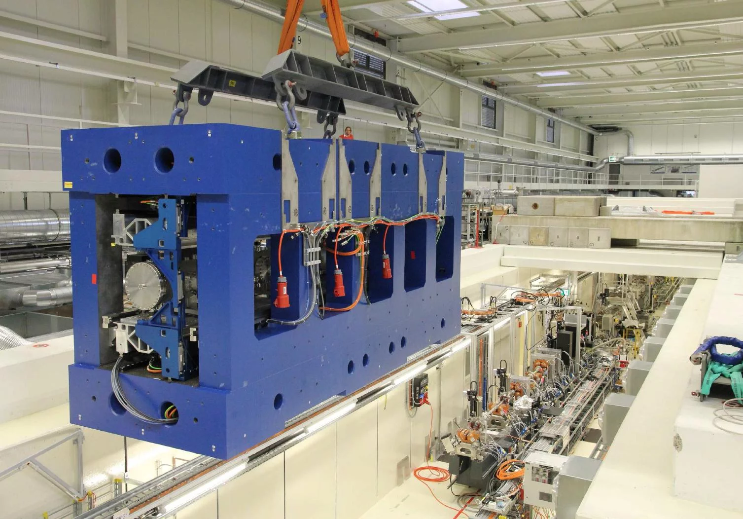 Einbau des Undulator-Prototypen in die Injektor-Testanlage. Die Tests erfüllten die Erwartungen der Forscher – sie konnten den ersten Freie-Elektronenlaser-Strahl der Schweiz erzeugen. Foto: Johan Wickström/PSI.