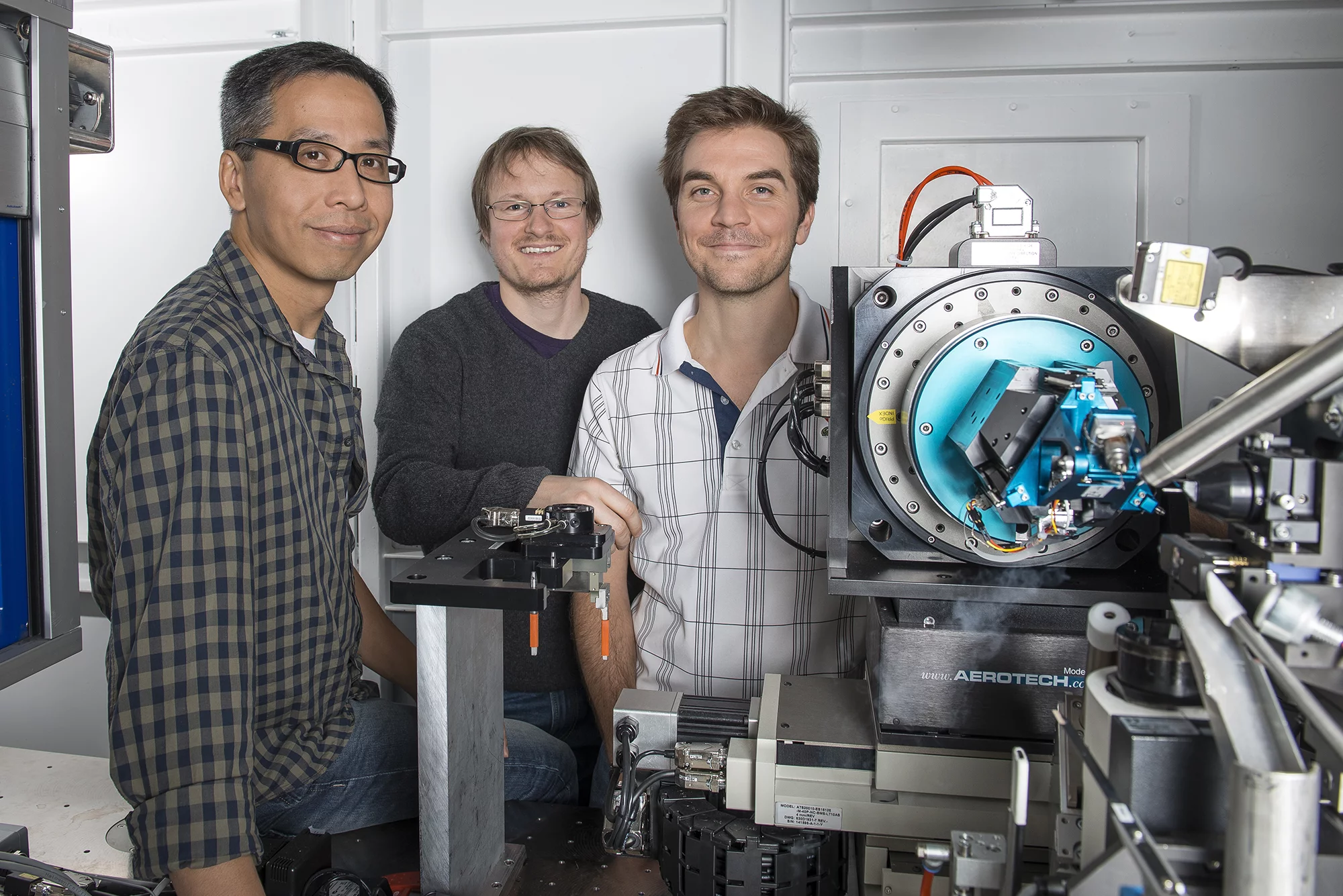 Die PSI-Forscher Meitian Wang, Tobias Weinert und Vincent Olieric an ihrem Arbeitsplatz in der Synchrotronlichtquelle Schweiz SLS. Photo: Paul Scherrer Institut/Mahir Dzambegovic.