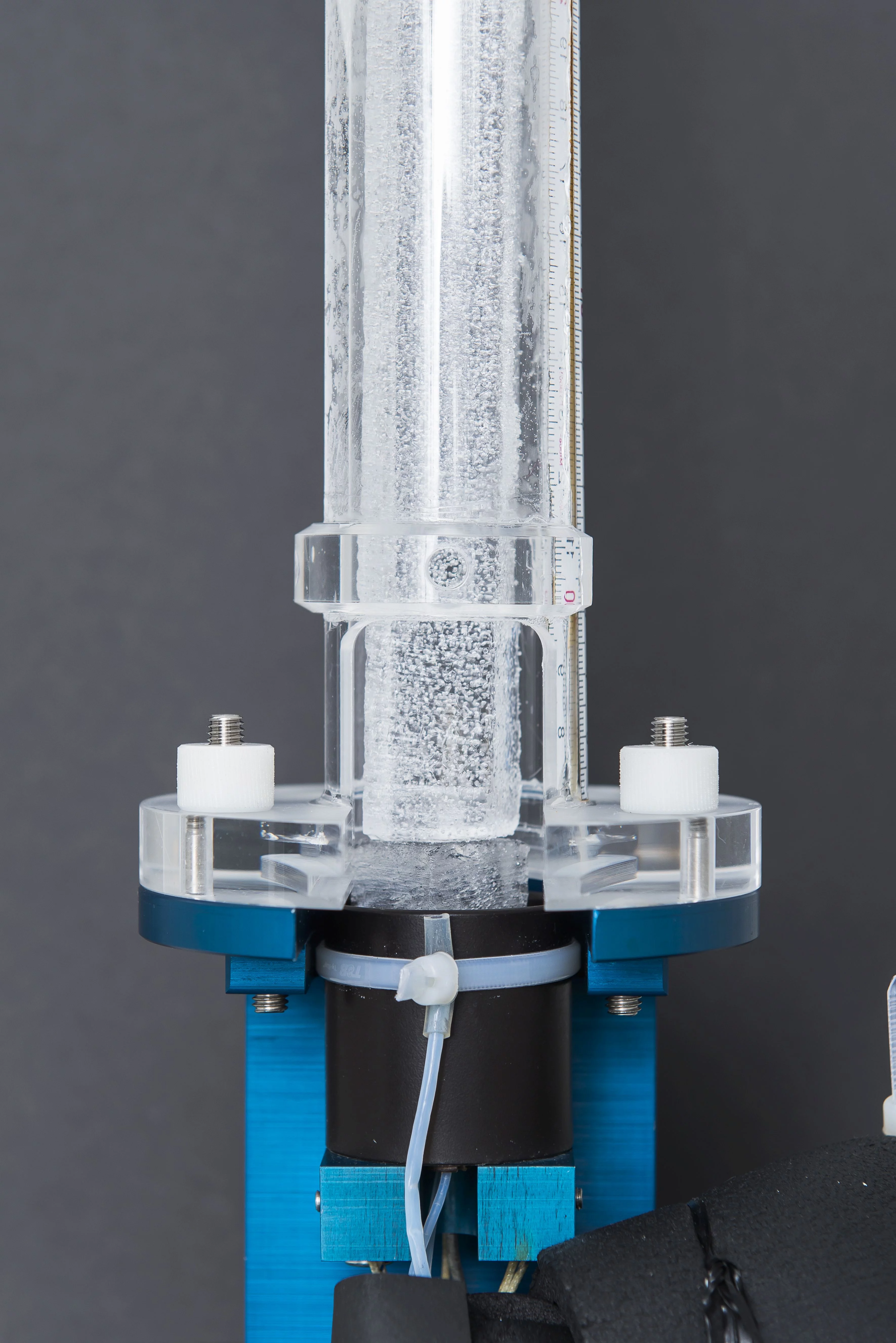 Eis vom Illimani Bohrkern auf dem Schmelzkopf, der Schnittstelle zwischen Eis und Massenspektrometer. Foto: Paul Scherrer Institut/Mahir Dzambegovic.