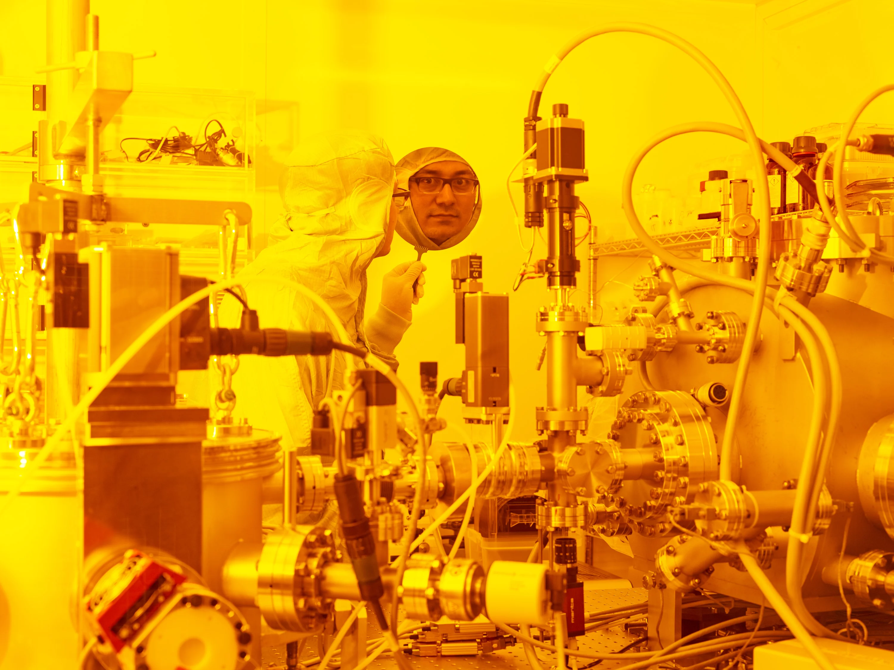 PSI-Forscher Yasin Ekinci an der XIL-II Strahllinie an der Synchrotron Lichtquelle Schweiz SLS, an der in einem Halbleitermaterial die feinen Strukturen erzeugt worden sind, wie sie für elektronische Bauteile der Zukunft benötigt werden. Dafür haben sie Extremes-Ultraviolett-Licht (EUV) mit 13,5 Nanometer Wellenlänge verwendet. (Foto: Scanderbeg Sauer Photography)