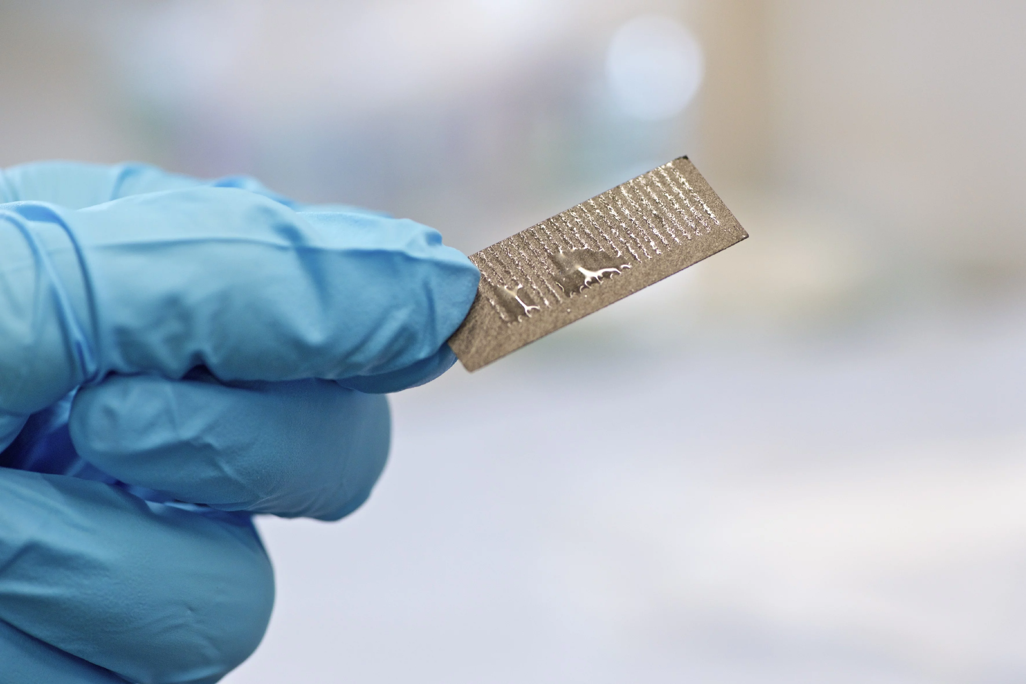 This ‘carbon paper’ comprises lots of small carbon fibres and has a porous structure that transports the gases finely distributed to the electrodes of a fuel cell. After the hydrophilic channels (bright lines) are created, the water no longer obstructs the flow of gas. (Photo: Paul Scherrer Institut/Markus Fischer)