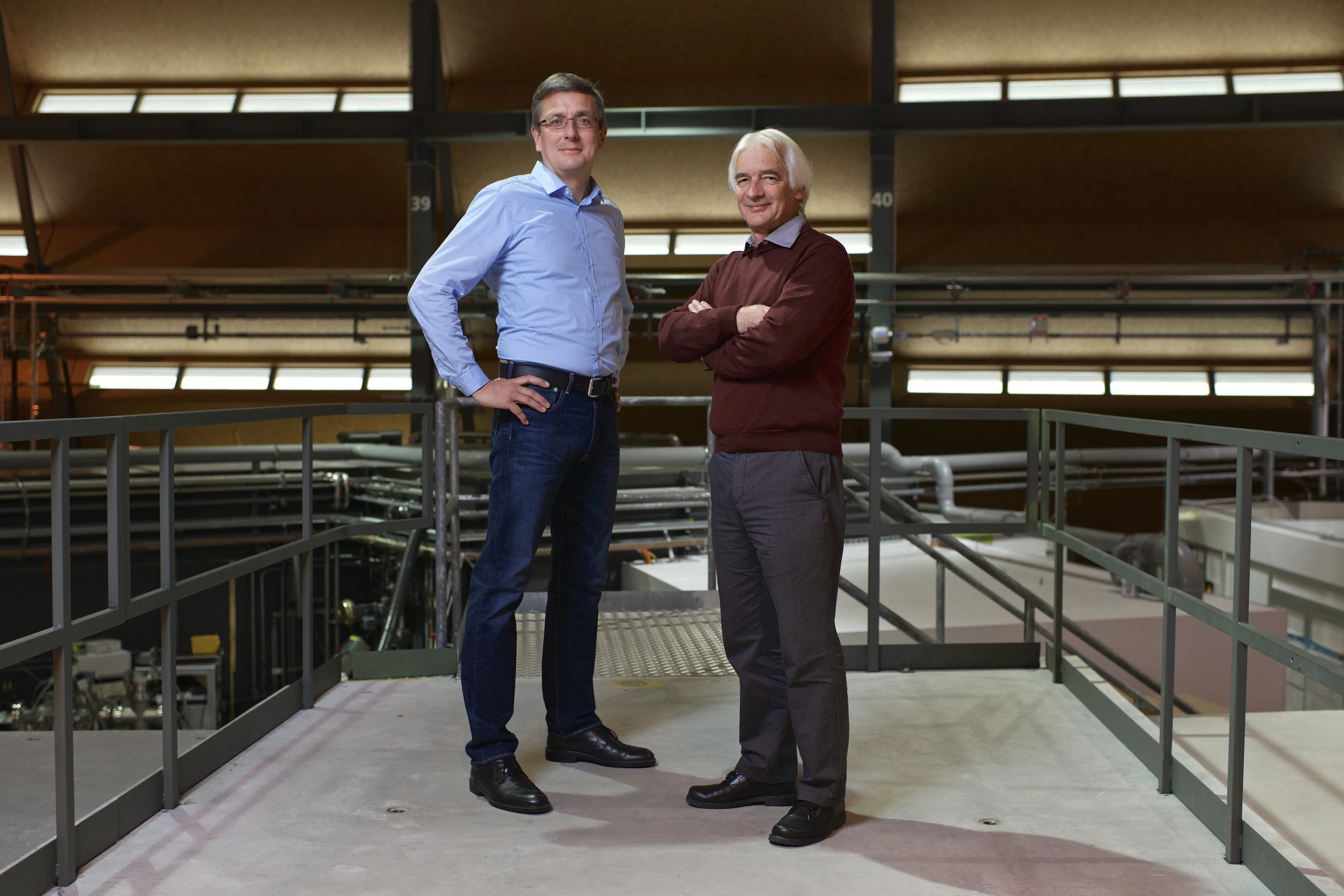 Les substances qui apparaissent dans le béton au fur et mesure de la réaction alcali-granulat (RAG) subissent des modifications. Rainer Dähn et Erich Wieland, tous deux chercheurs au PSI, les ont étudiées à la Source de Lumière Suisse SLS. (Photo : Institut Paul Scherrer/Markus Fischer)
