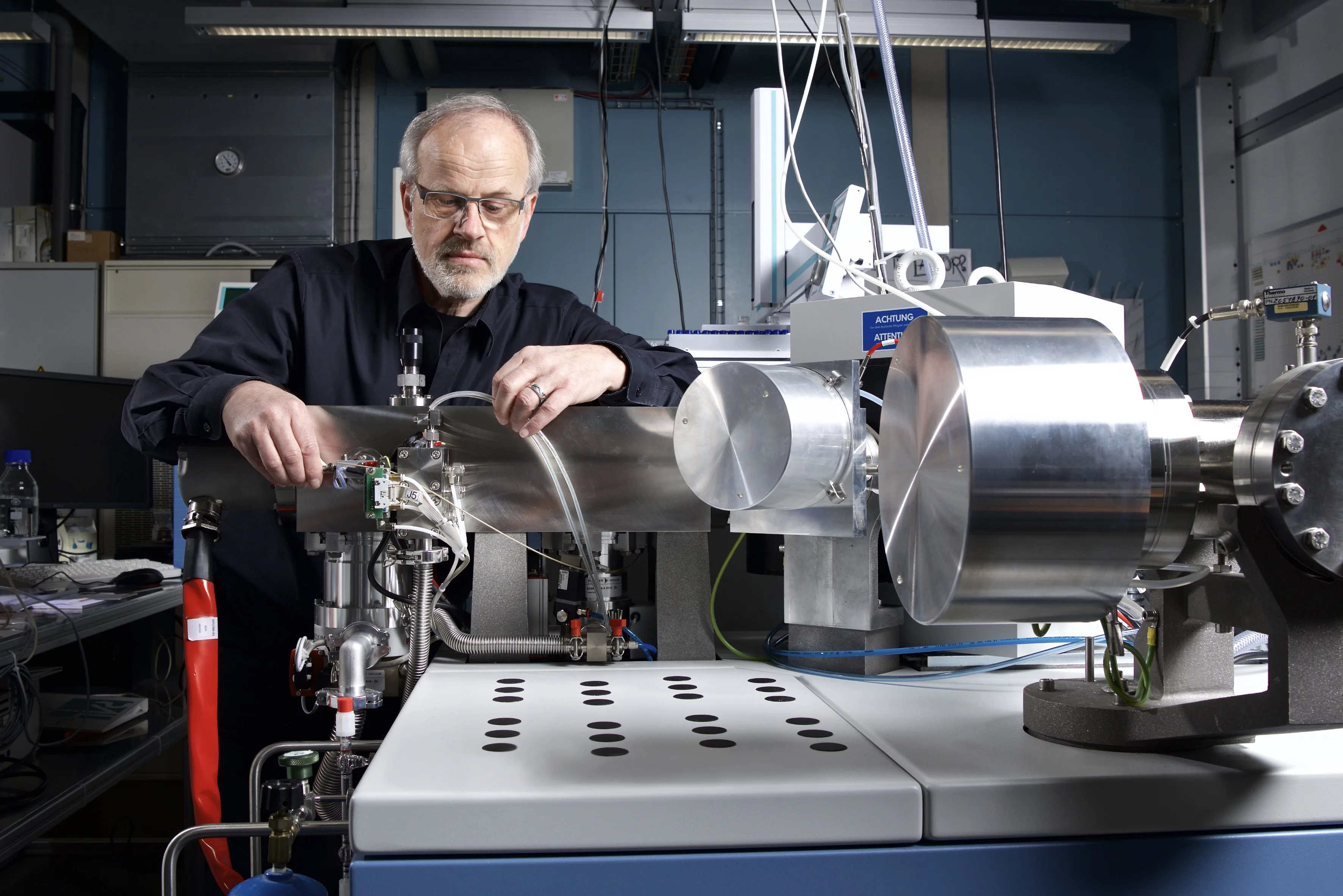 Dr. Rolf Siegwolf, Leiter der Forschungsgruppe Stoffflüsse und stabile Isotope, an einem Atom-Massen-Spektrometer am Paul Scherrer Institut. (Foto: Paul Scherrer Institut/Markus Fischer)