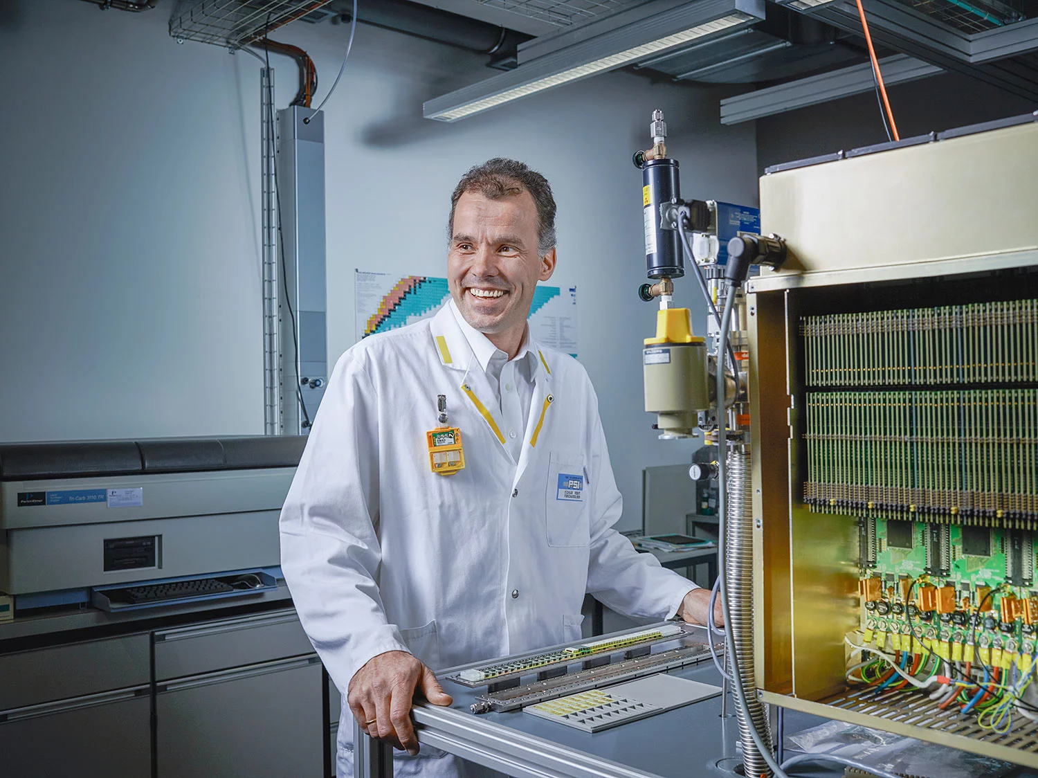 Robert Eichler dirige le groupe de recherche Eléments superlourds à l’Institut Paul Scherrer. Ce chercheur et ses collègues fabriquent des atomes éphémères situés à la fin du tableau périodique des éléments. Ils mènent sur eux des expériences chimiques qui ne durent qu’une fraction de seconde. (Photo: Scanderbeg Sauer Photography)