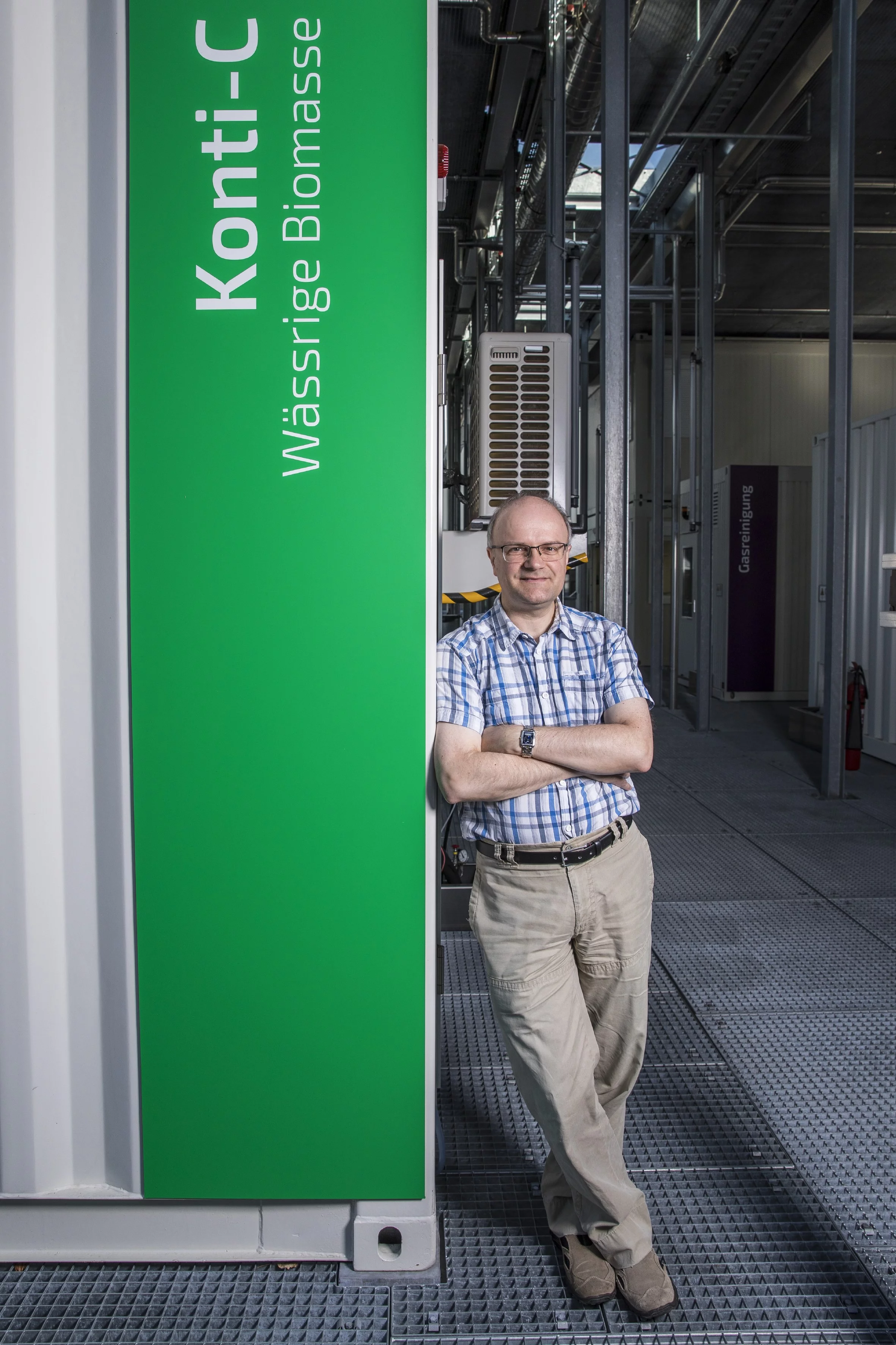 Frédéric Vogel à l'installation d'essai qui a permis de produire du méthane à partir de marc de café généré par la fabrication de café soluble. (Photo: Institut Paul Scherrer/Mahir Dzambegovic)