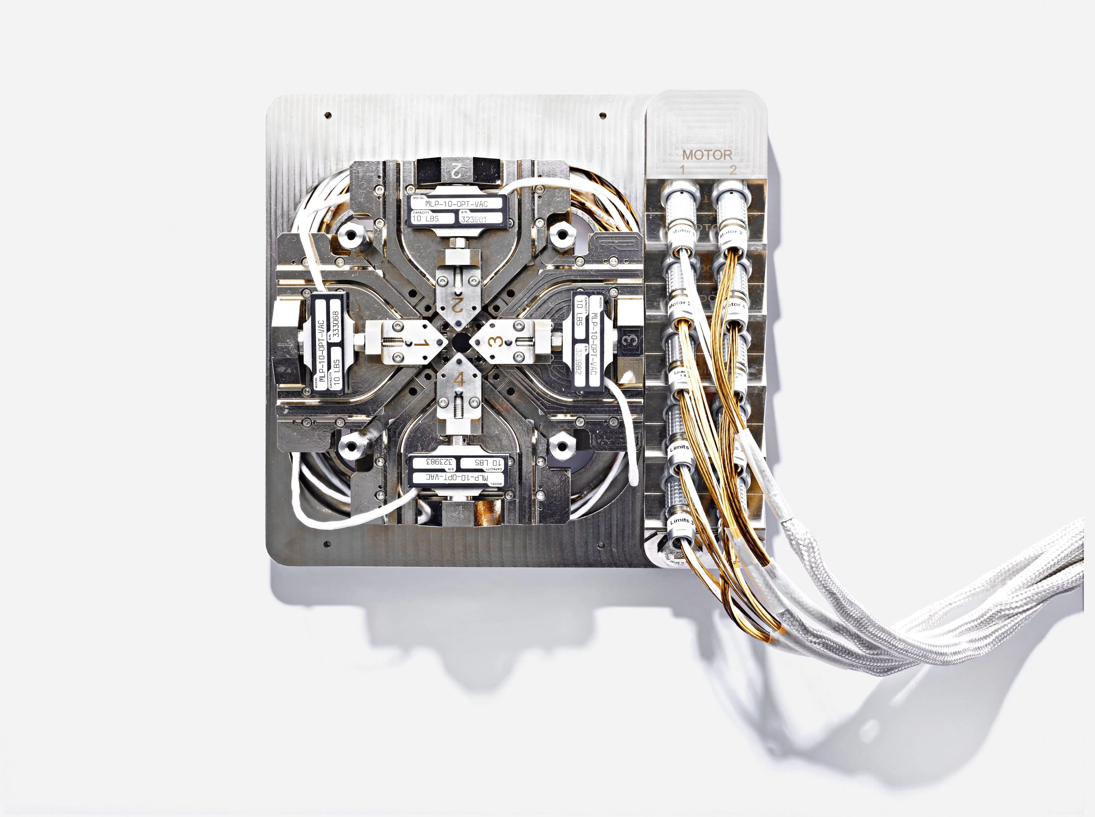 Kleine Verspannungsmaschine: Vielseitig. In dieser kleinen mehrachsigen Verspannungsmaschine lassen sich neue Materialien untersuchen, von denen es noch keine grossen Mengen gibt. Die Maschine wurde kürzlich im Rahmen eines Förderstipendiums des Europäischen Forschungsrats von der Forschungsgruppe von Van Swygenhoven-Moens entwickelt. (Foto: Scanderbeg Sauer Photography)