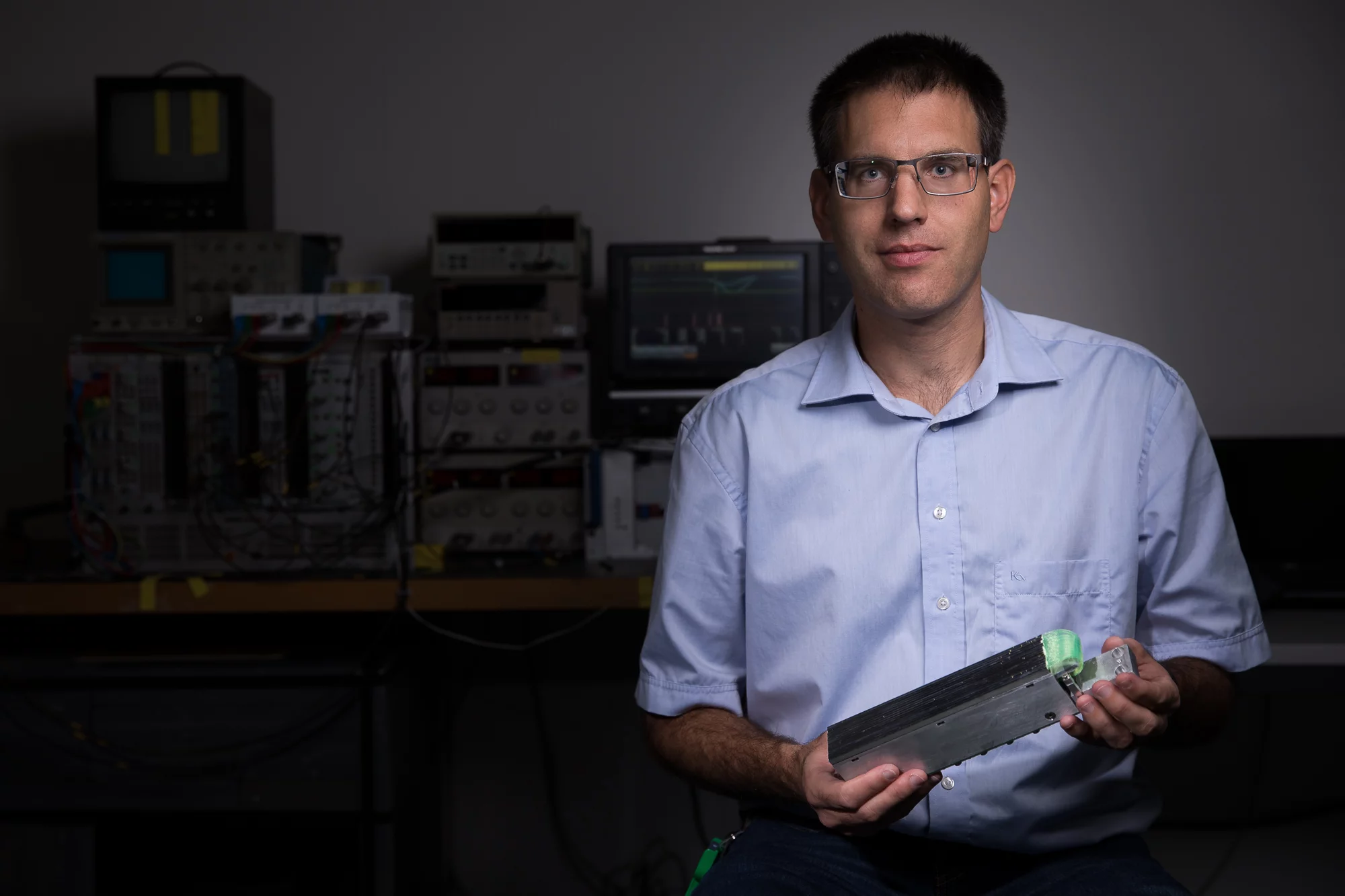 Jean-Baptiste Mosset, Gewinner eines PSI Founder Fellowships. In den Händen hält er einen Teil eines Neutronendetektors. (Foto: Paul Scherrer Institut/Mahir Dzambegovic)
