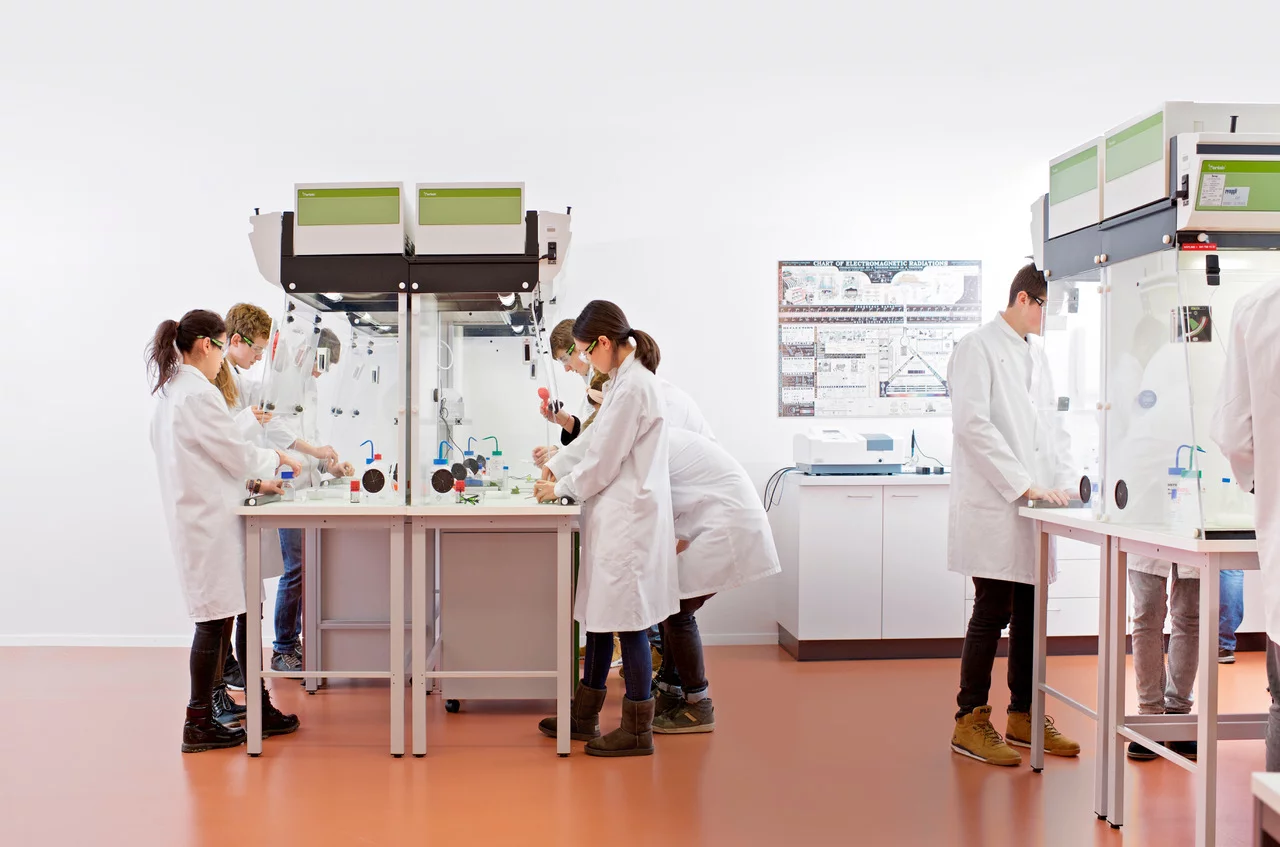 Im Schülerlabor iLab erleben Schülerinnen und Schüler Naturwissenschaften durch Experimentieren. (Foto: Paul Scherrer Institut/Markus Fischer)