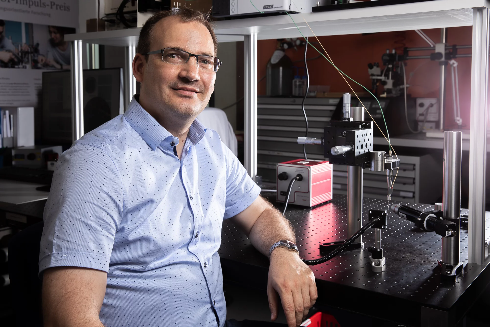 Jörg Standfuss at the injector with which protein crystals for the experiments at the Californian X-ray laser LCLS were tested. In the near future, this technology will also be available at PSI's X-ray laser SwissFEL, for scientists from all over the world. (Photo: Paul Scherrer Institute/Mahir Dzambegovic)