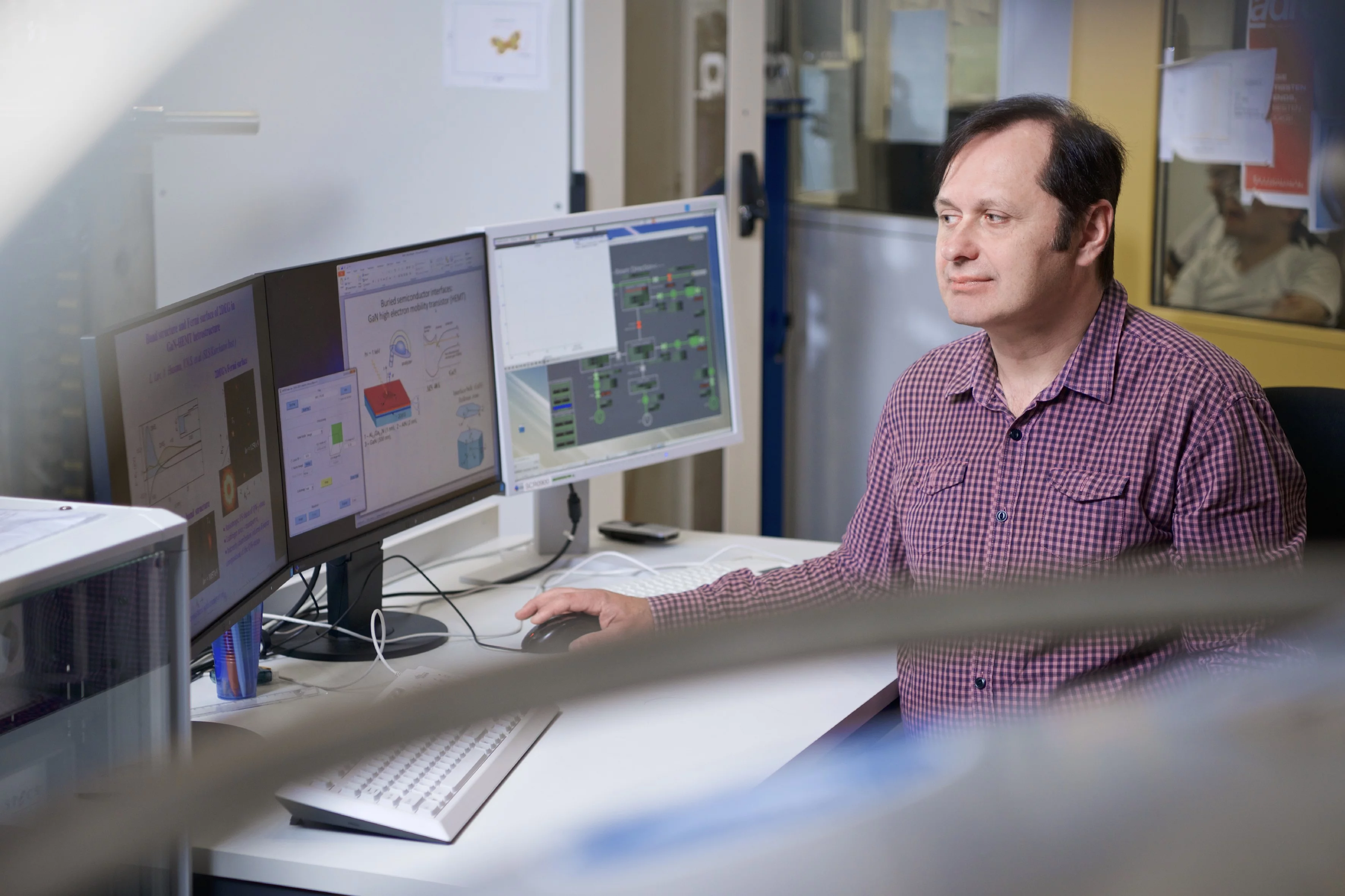 Vladimir Strocov in front of the results of his experiments. (Photo: Paul Scherrer Institute/Markus Fischer)