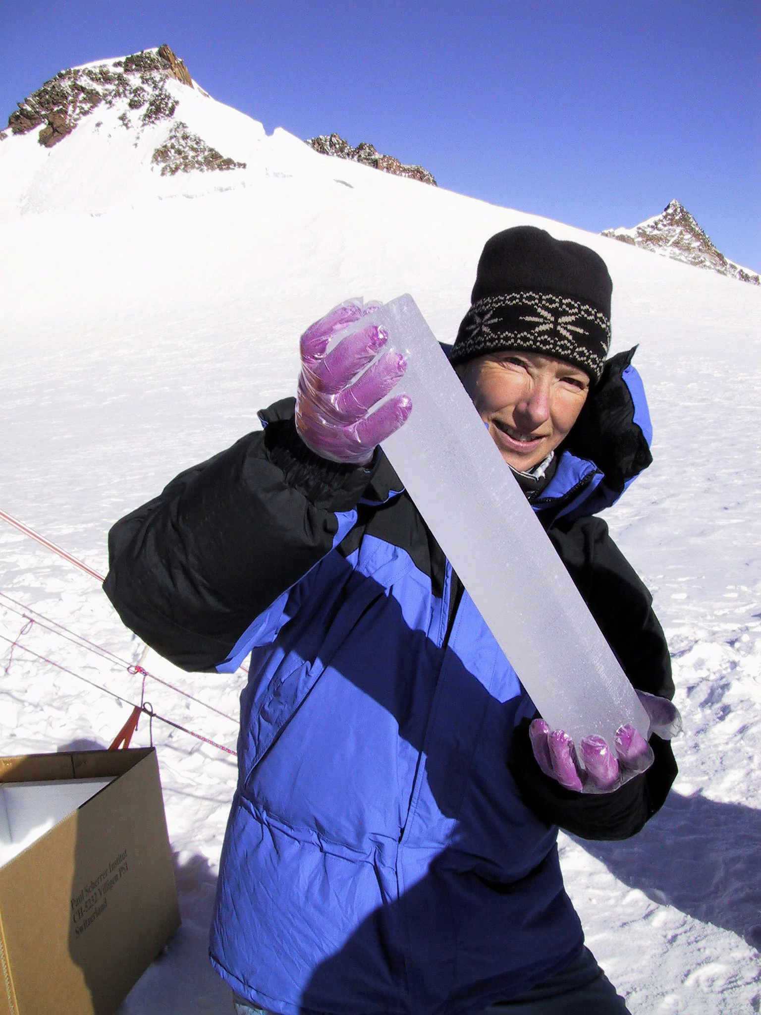Die Chemikerin Margit Schwikowski mit einem Eisbohrkern am  Colle Gnifetti. (Foto: Paul Scherrer Institut/Beat Gerber)