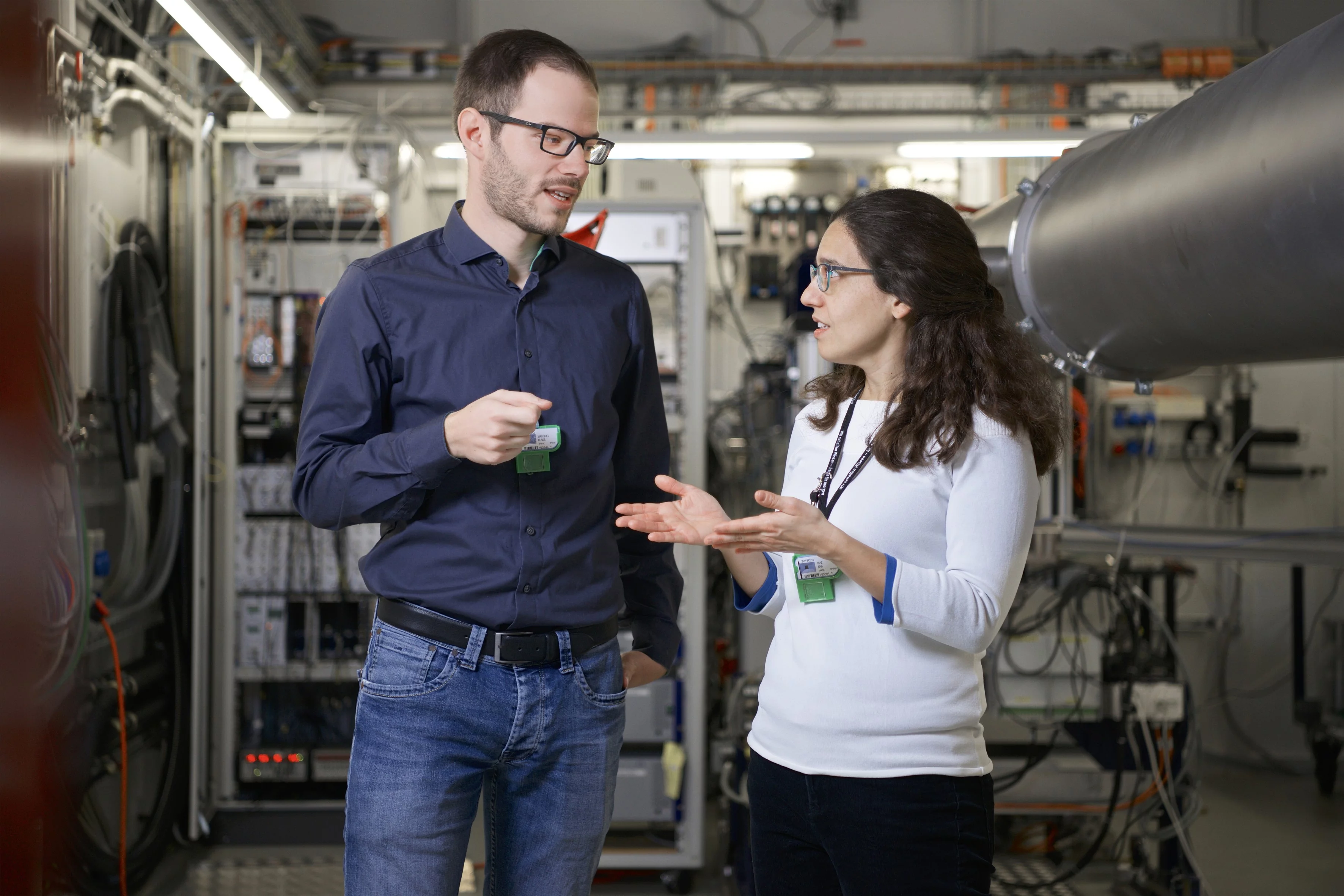 Klaus Wakonig und Ana Diaz haben gemeinsam mit weiteren PSI-Forschenden erstmalig das Prinzip der Fourier-Ptychografie auf die Röntgenmikroskopie übertragen. (Foto: Paul Scherrer Institut/Markus Fischer)