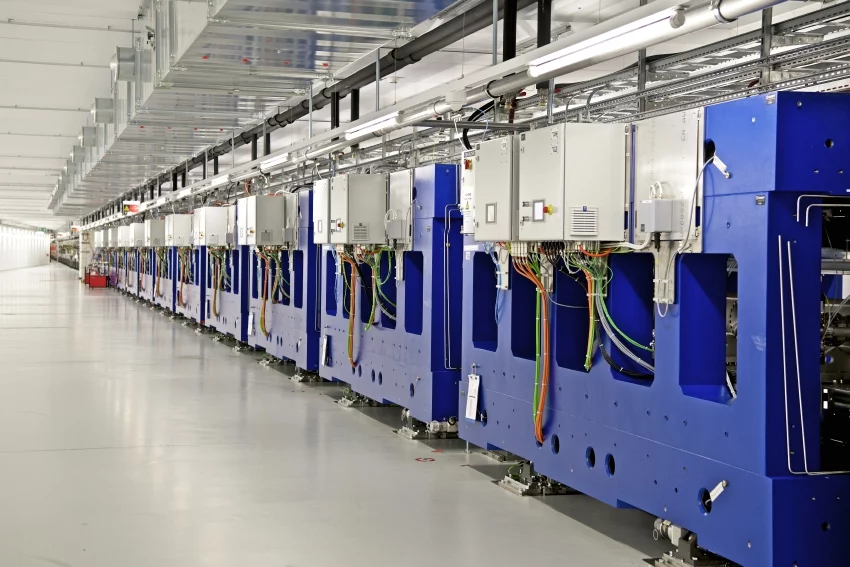 Blick in den Strahlkanal des SwissFEL, wo das Röntgenlicht entsteht. 