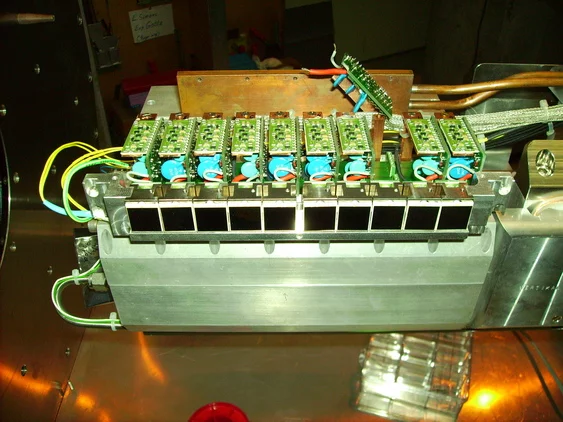 Array of 14 x 14 mm2 LAAPDs with respective preamplifiers to detect the 2 keV x-rays.