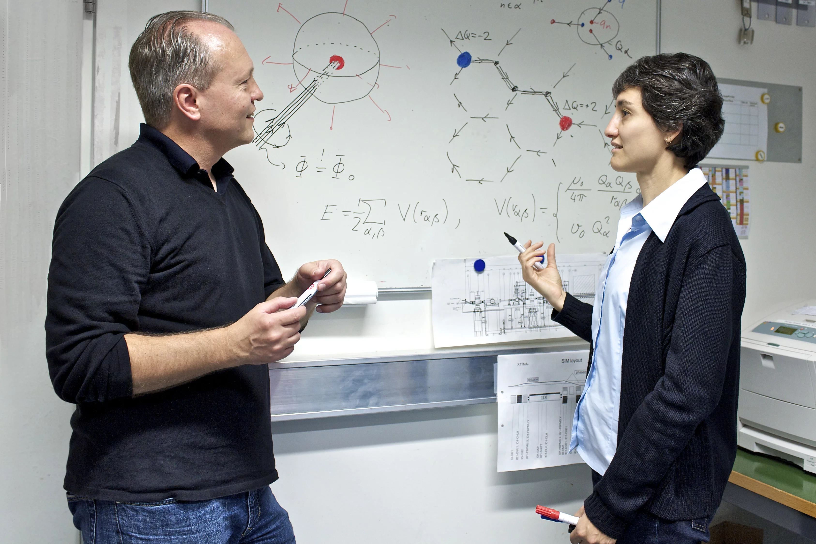 Hans-Benjamin Braun from University College Dublin und PSI researcher Laura Heyderman discuss the theoretical description of the Monopoles und Dirac Strings. (Source: PSI/M. Fischer)