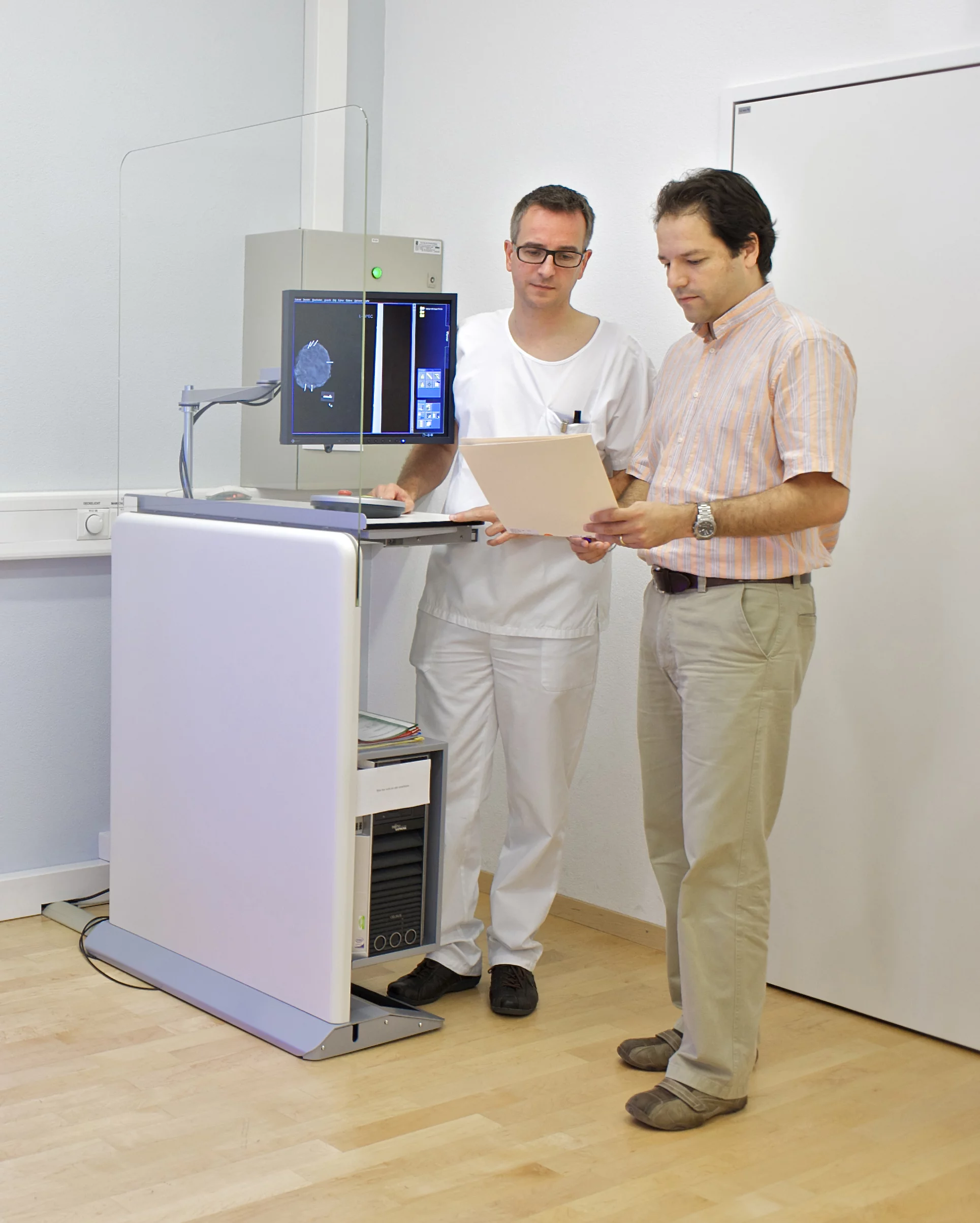 Dr. Nik Hauser and Prof. M. Stampanoni discuss results in the mammography room at Kantonsspital Baden. (PSI/M.Fischer)