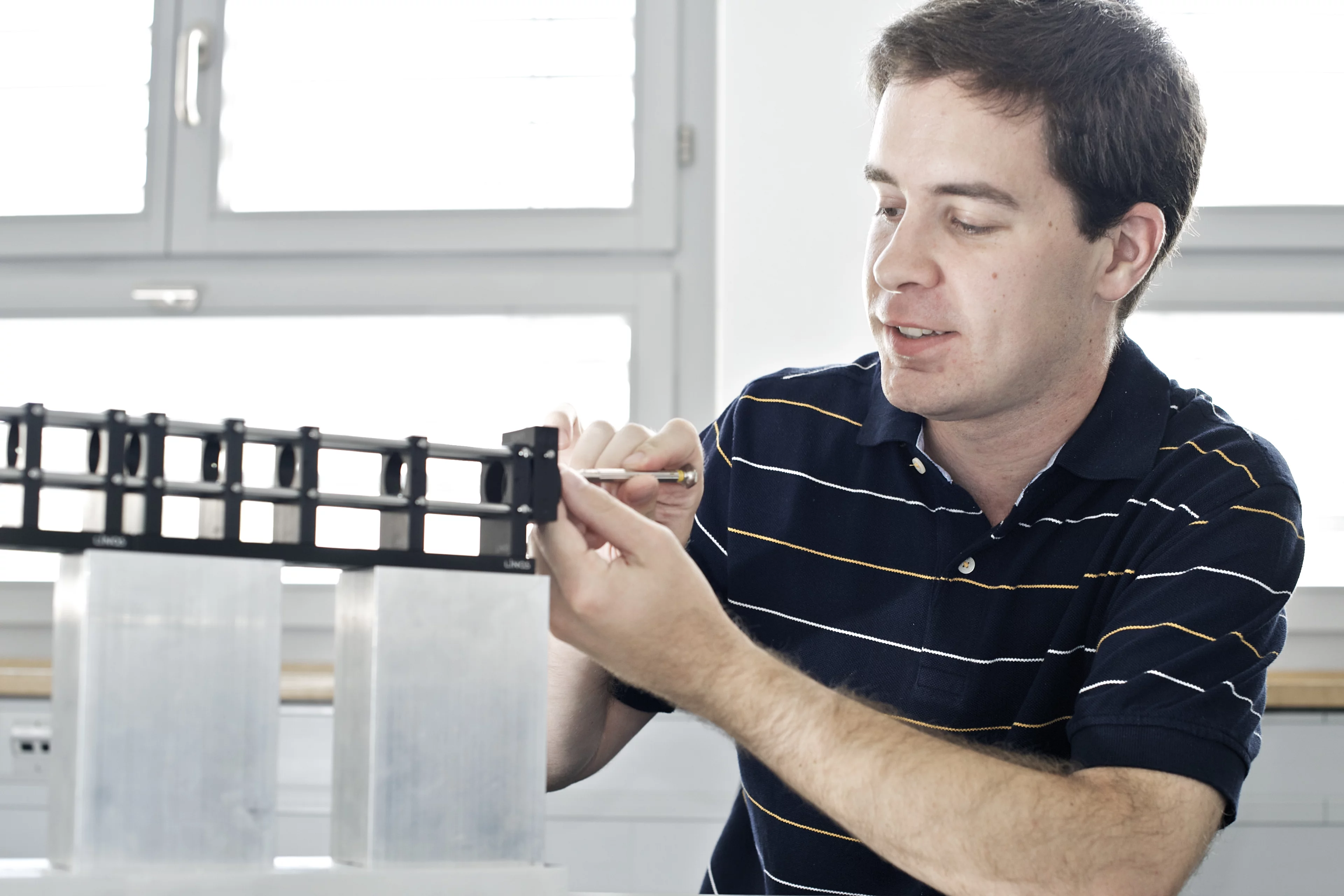 Simon Rutishauser assembles phase and absorption gratings into the grating interferometer structure (Photo: PSI/M. Fischer)