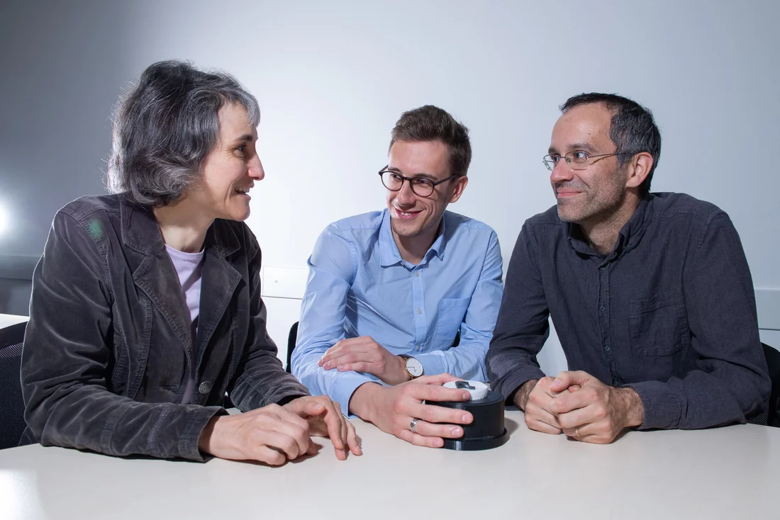 Streifen des neuen Materials im Magnetfeld