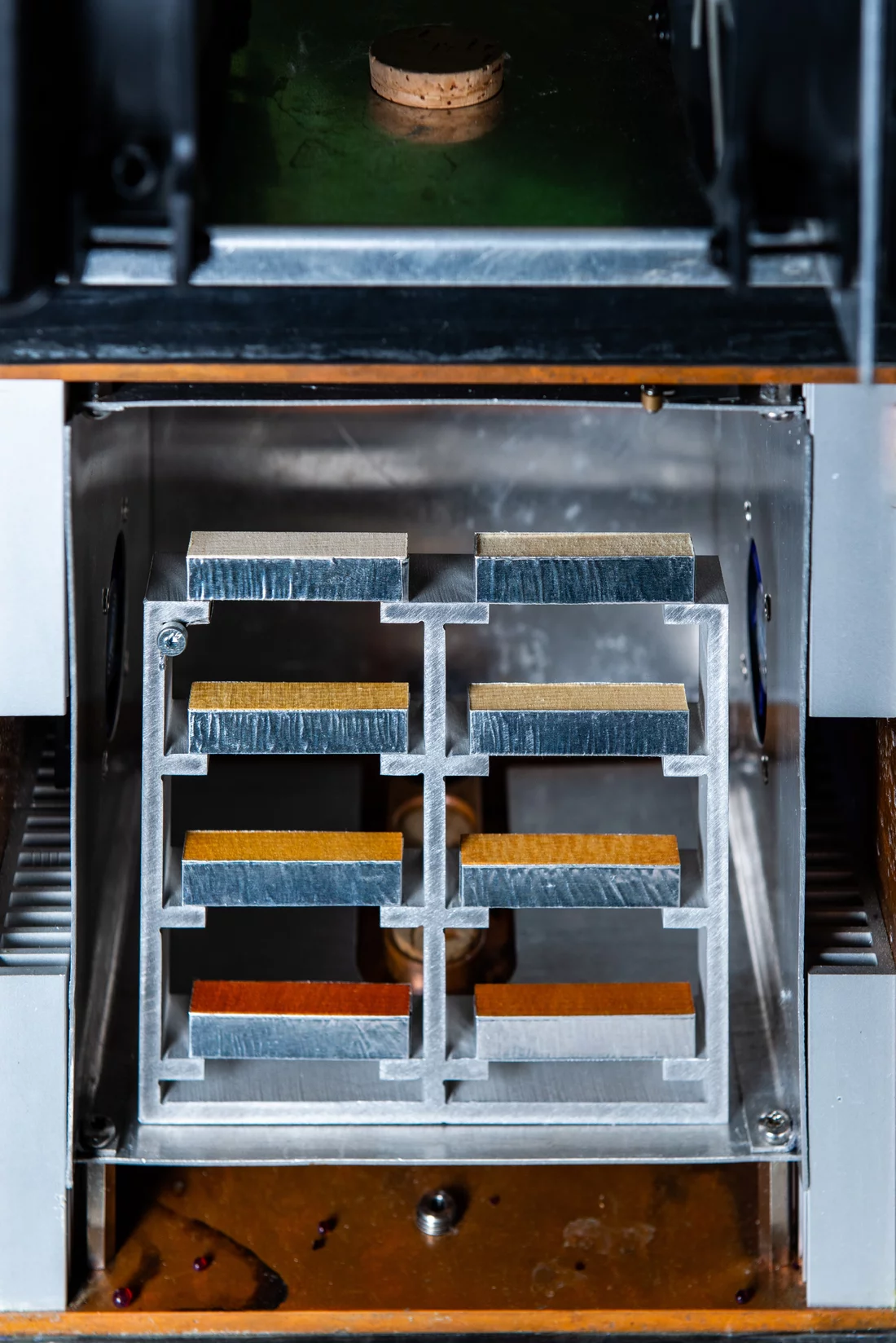 Unterschiedlich lackierte Holzproben vor der Klimakammer