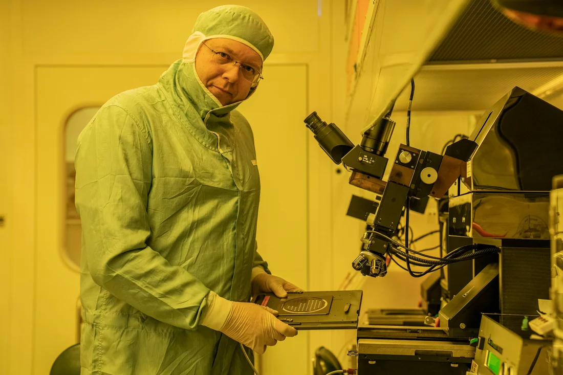 PSI-Projektleiter Martin Bednarzik im Reinraumlabor