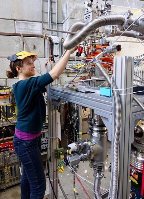 Anna Soter conduit au PSI des expériences impliquant des pions et des muons.