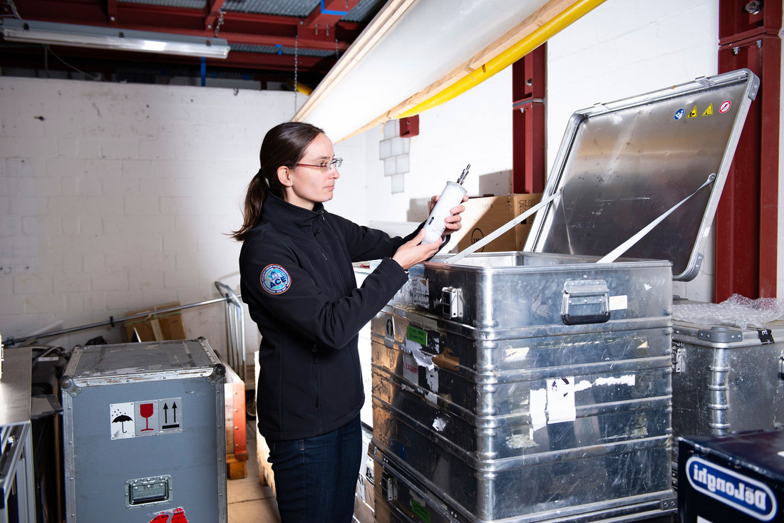 Julia Schmale studies the formation of clouds in the polar regions - this requires a lot of equipment. 