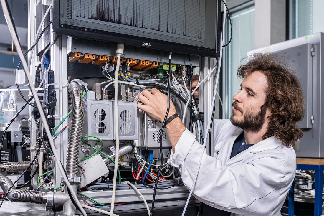 Andrea Baccarini dans le laboratoire de mesure des aérosols du PSI 