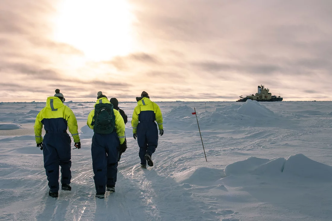 Les chercheurs sur le chemin du retour au navire de recherche 