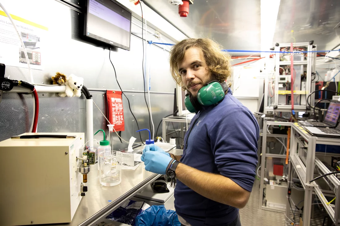 Andrea Baccarini bei Laborarbeiten im Forschungscontainer an Bord des Forschungsschiffs 