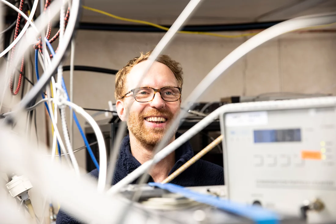 Paul Zieger von der Universität Stockholm bei Arbeiten im Forschungscontainer während der Expedition. 