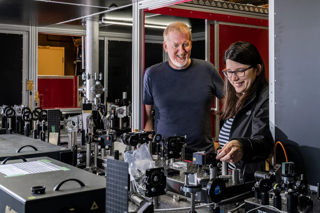 Chris Milne and Camila Bacellar prepare their measurements at SwissFEL. 