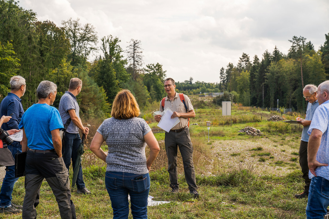 During a review by the PSI’s “Forestry Workgroup”, members assess the results of the site’s ecological restoration, presented by the forest engineer Tobias Liechti. 