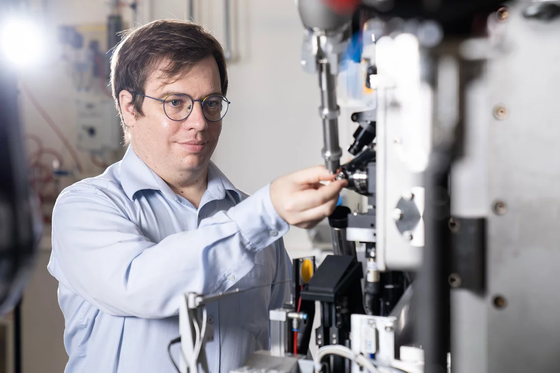 PSI researcher Filip Leonarski at the beamline of the SLS used to study the glass-protein crystals. 