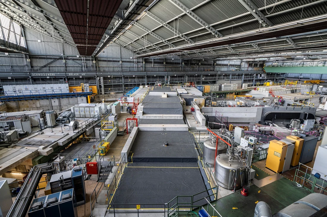 In the experiment hall, target M in the front and target E in the back are located under the dark covers in the middle of the picture. 
