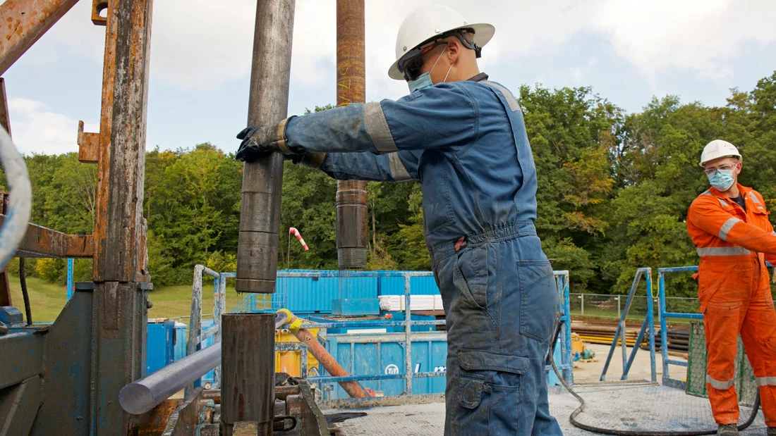 During drilling, the rock down in the borehole is first crushed.