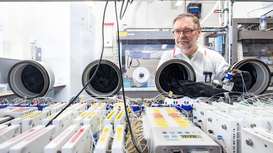 In a gas-tight glove box, Luc Van Loon's research group is investigating how fast water-soluble radioactive particles can migrate through rock samples. 