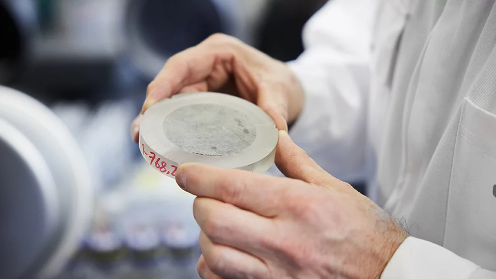 Drill core discs sealed with resin on the outer surfaces, which are being examined at PSI. 